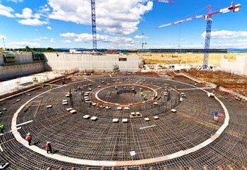 Au total, 4 000 tonnes d'acier forment le squelette du « plancher » de béton qui portera la masse (360 000 tonnes) du Complexe Tokamak. C'est dans la partie centrale, sur laquelle reposera la machine, que l'agencement des barres d'acier est le plus complexe. (Click to view larger version...)